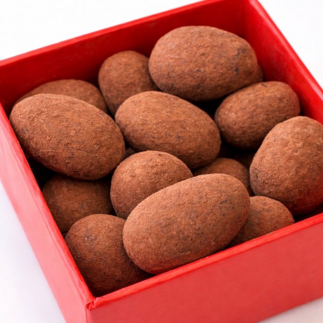 Amandes au Gianduja poudrées cacao